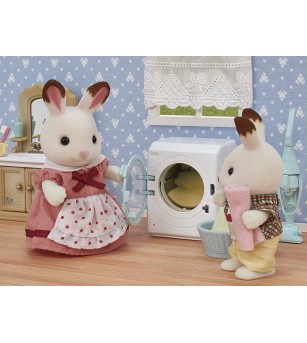 Sylvanian Families 5445 - Aspirator si masina de spalat rufe - Figurine Sylvanian Families 5445 - Aspirator si masina de spalat rufe - Figurine
