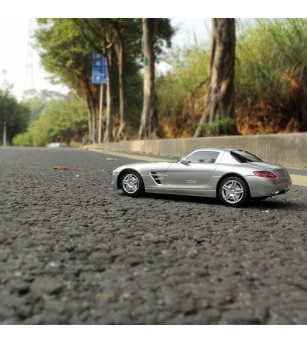 Masina cu telecomanda Mercedes-Benz SLS AMG argintie scara 1 la 24 - Mașinuțe cu telecomandă Masina cu telecomanda Mercedes-Benz SLS AMG argintie scara 1 la 24 - Mașinuțe cu telecomandă