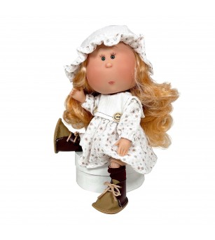 Papusa Nines D'Onil, Mia, cu parul portocaliu, cu palarie alba, cu articulatii, cu miros de vanilie, 30 cm - Papusi Papusa Nines D'Onil, Mia, cu parul portocaliu, cu palarie alba, cu articulatii, cu miros de vanilie, 30 cm - Papusi