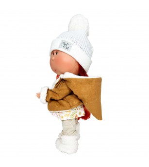 Papusa Nines D'Onil, Mia, cu parul rosu, cu fes alb, cu articulatii, cu miros de vanilie, 30 cm - Papusi