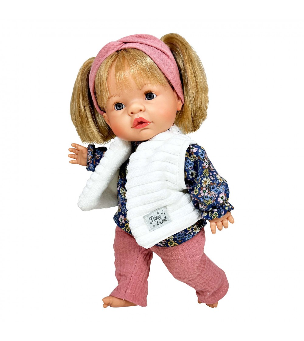 Papusa Nines D'Onil, Joy, cu parul blond, cu vesta alba, cu miros de vanilie, 37 cm - Papusi