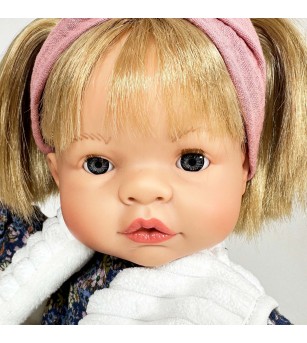 Papusa Nines D'Onil, Joy, cu parul blond, cu vesta alba, cu miros de vanilie, 37 cm - Papusi