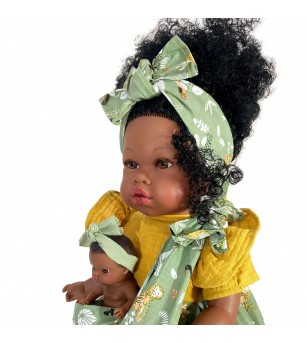 Papusa Nines D'Onil, Maria Afro, cu sunete, cu bebelus, cu rochie verde, cu miros de vanilie, 45 cm - Papusi
