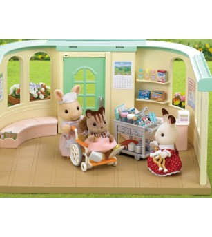 Sylvanian Families 5094 - Set de accesorii și figurină iepuraș asistenta - Figurine