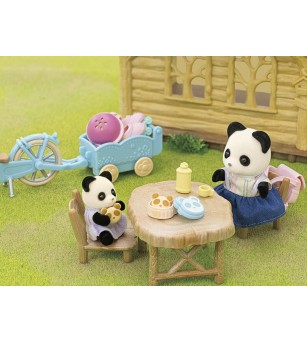 Set Sylvanian Families 5652 - figurină Panda cu bicicletă și patine - Figurine