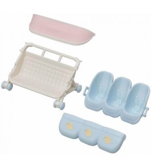 Set Sylvanian Families 5533 - Carucior pentru tripleti - Figurine Set Sylvanian Families 5533 - Carucior pentru tripleti - Figurine