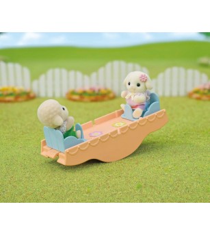 Sylvanian Families 5744 - Autobuzul gradinita curcubeu - Figurine