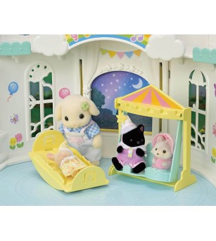 Sylvanian Families 5743 - Grădinița Sunny Castle și figurină iepuraș Flora - Figurine